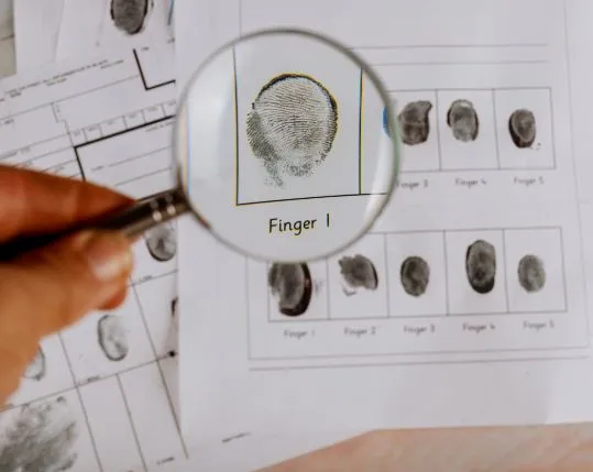 checking a fingerprint evidence using a lens